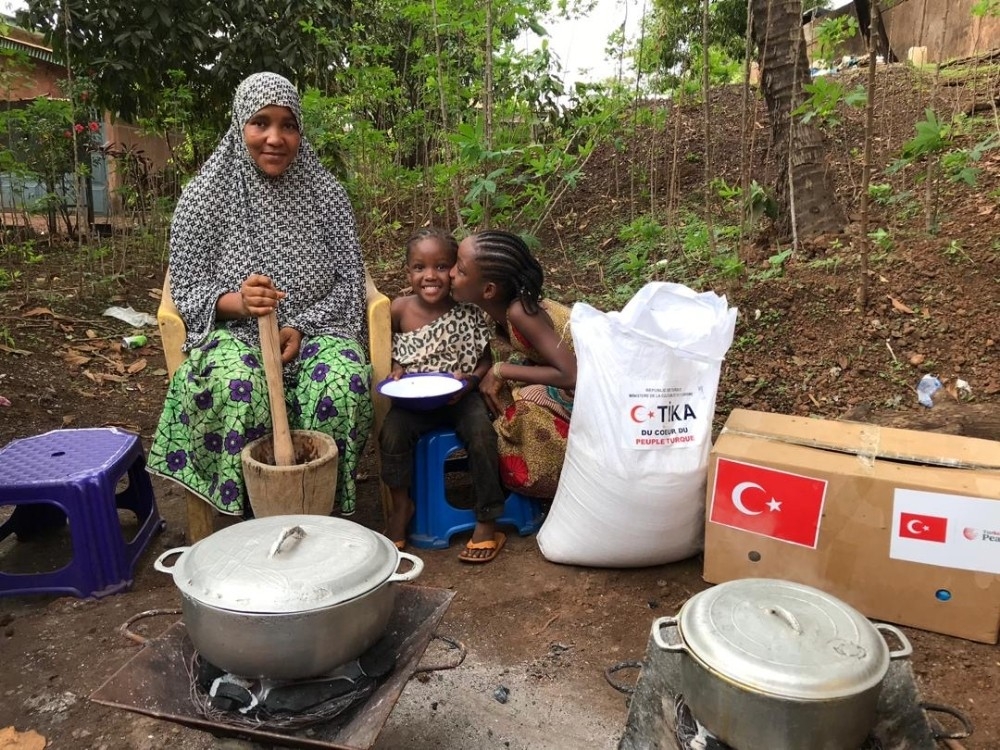 TİKA'dan Gine'de Kovid19'dan etkilenen bin aileye gıda yardımı