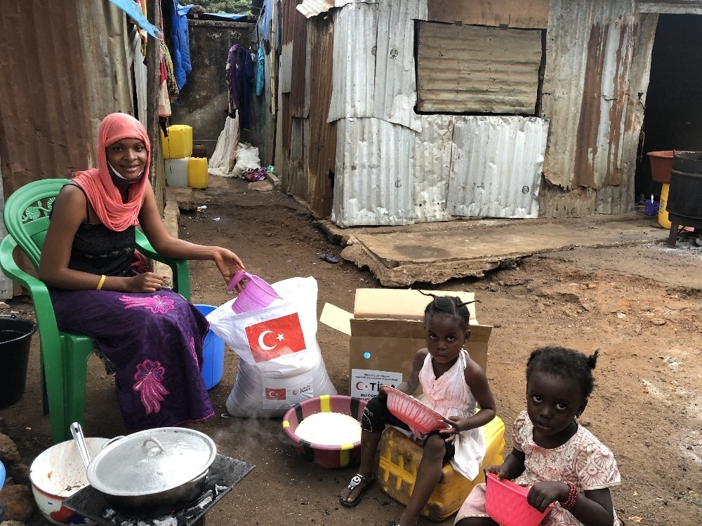 TİKA'dan Gine'de Kovid19'dan etkilenen bin aileye gıda yardımı