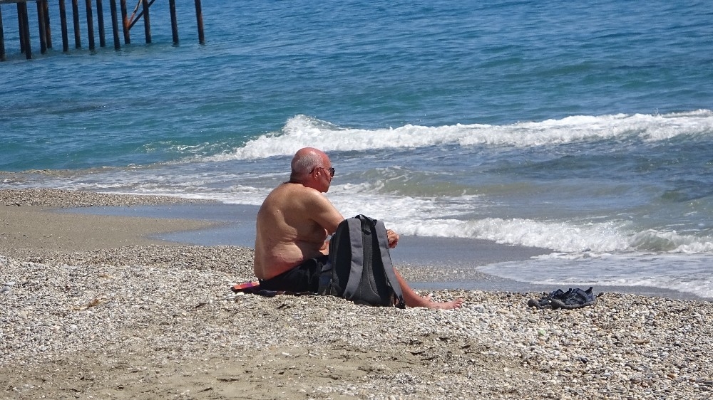 Yasağa rağmen denize girdiler
