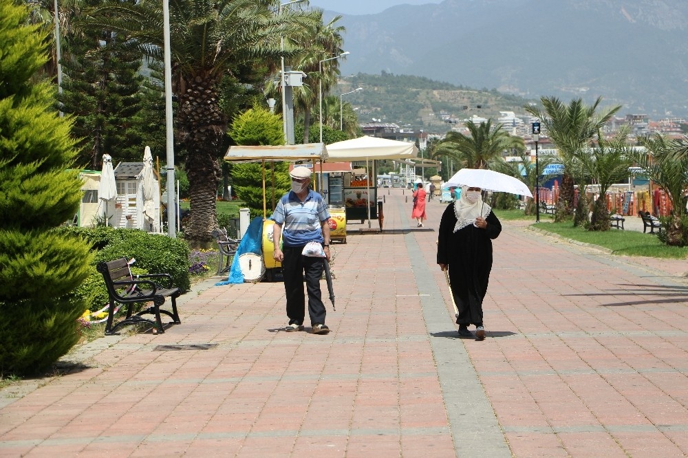 Yaşlıları korona değil sıcak hava eve hapsetti
