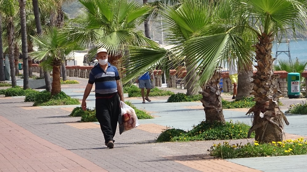 Yaşlıları korona değil sıcak hava eve hapsetti
