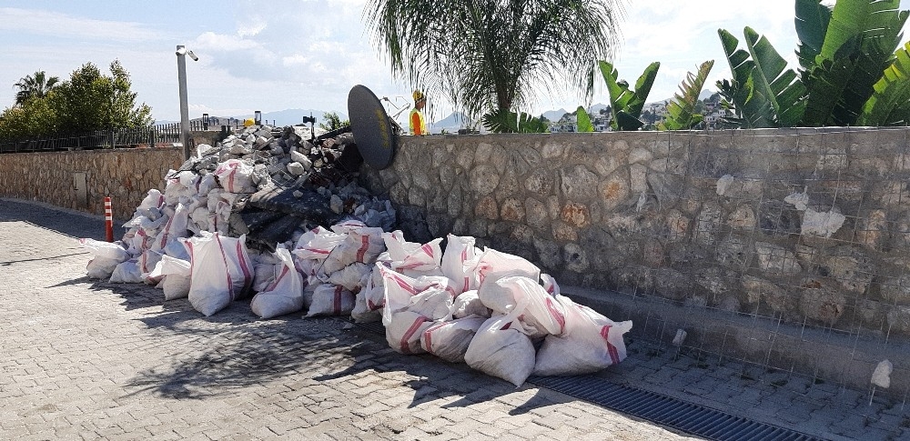 Yılmaz Özdil'in evinin yıkımı devam ediyor