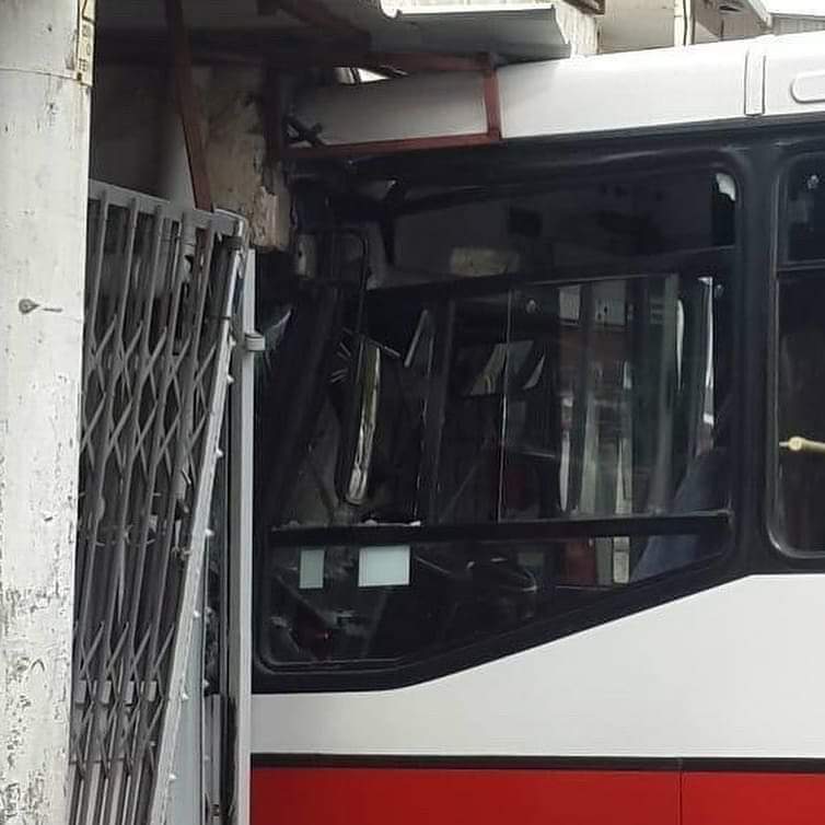 Belediye otobüsü işyerine girdi!