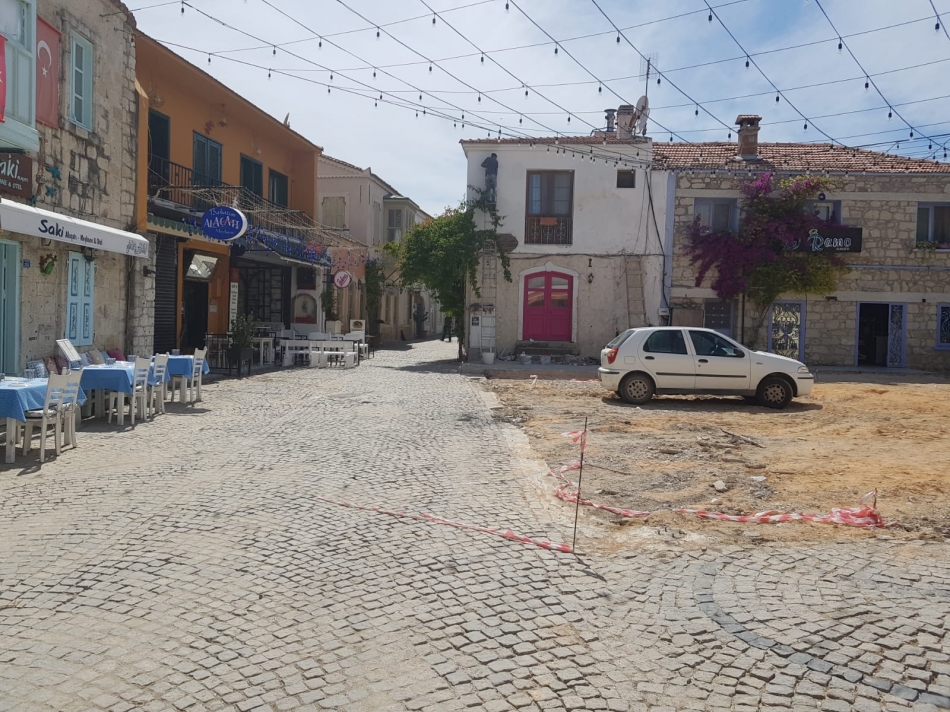 Turizm sezonunda Alaçatı şantiyeye döndü