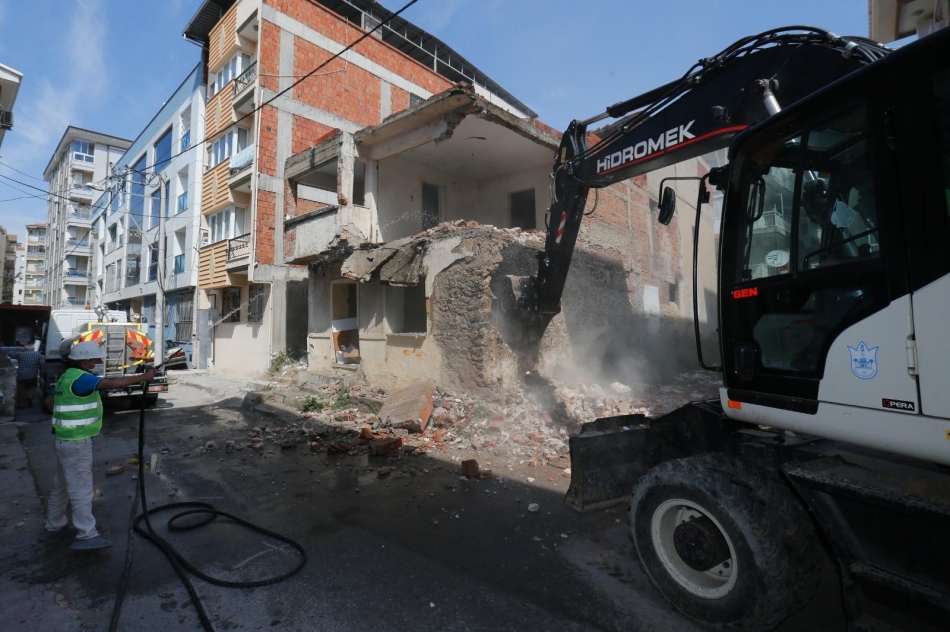 Konak’ta tehlike saçan binalara geçit yok