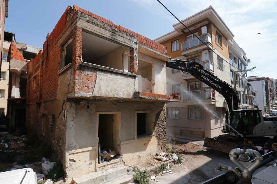 Konak’ta tehlike saçan binalara geçit yok