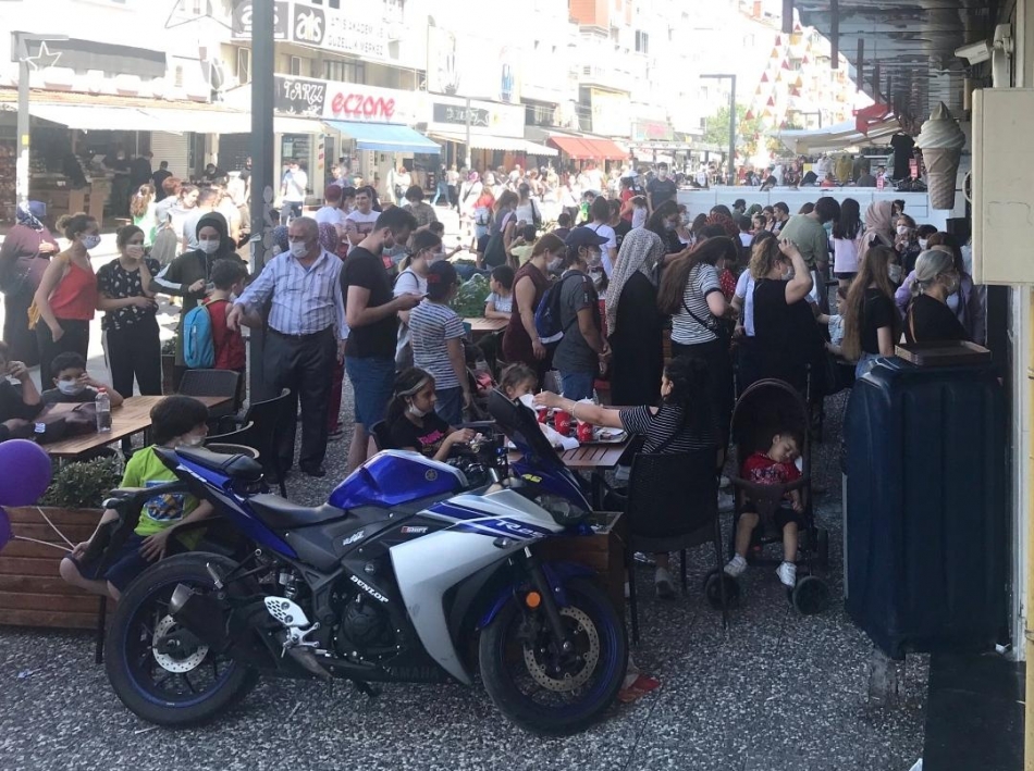 Buca'da sosyal mesafesiz cadde!