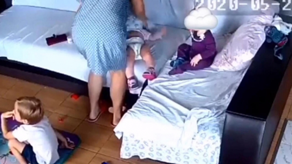 Ağlayan bebeği yastıkla boğdu