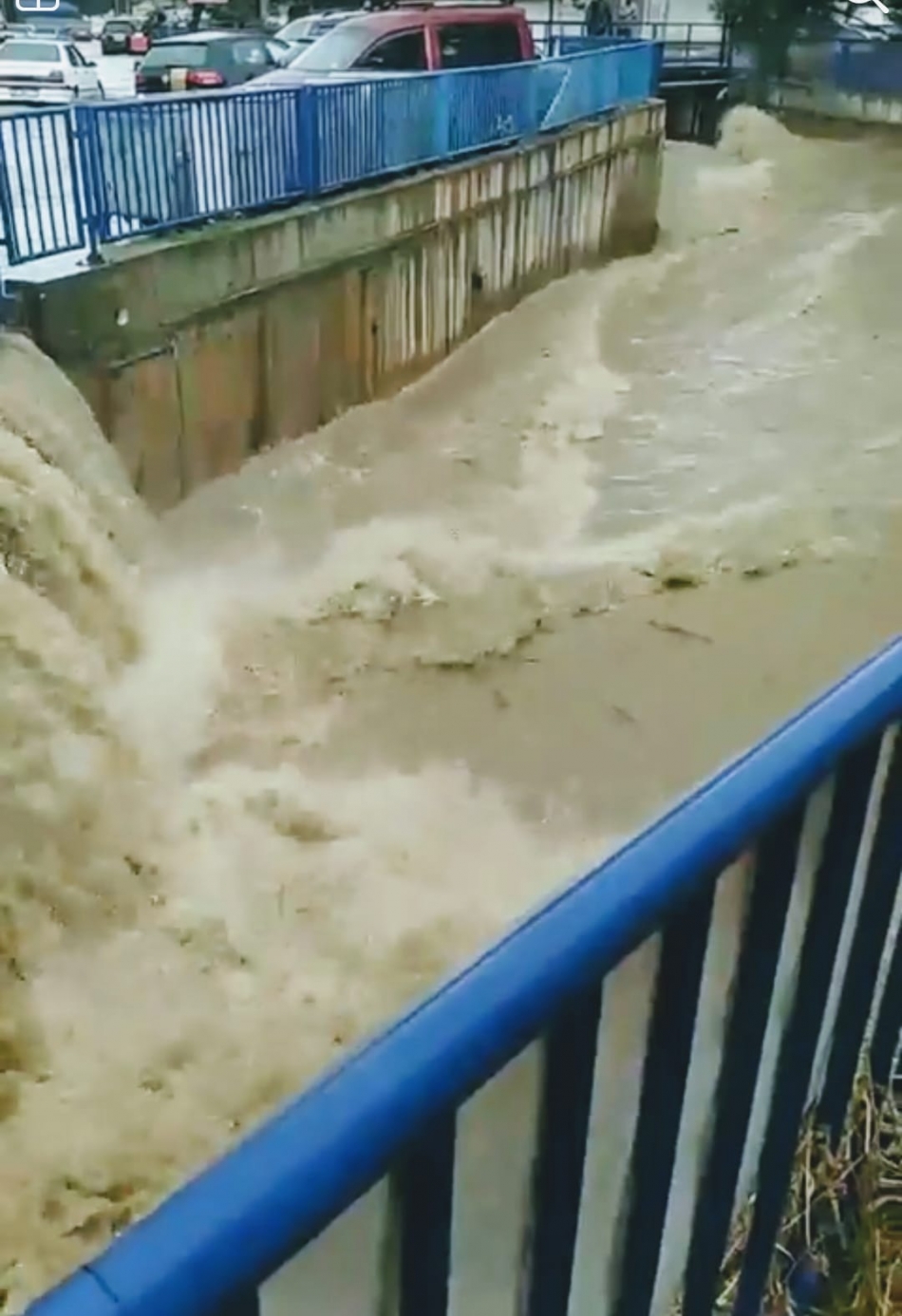 İzmir'i yine sağanak vurdu!