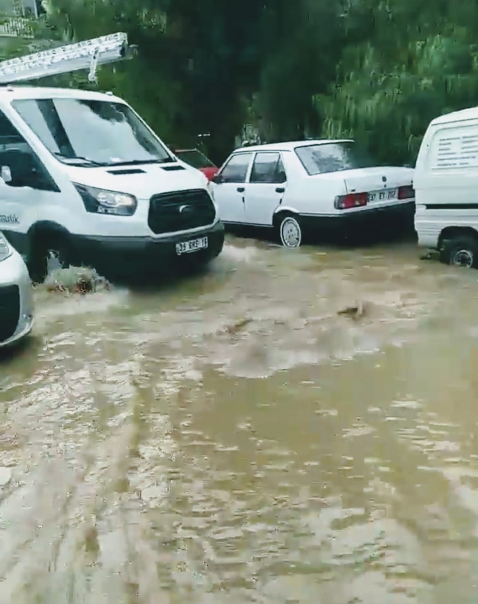 İzmir'i yine sağanak vurdu!