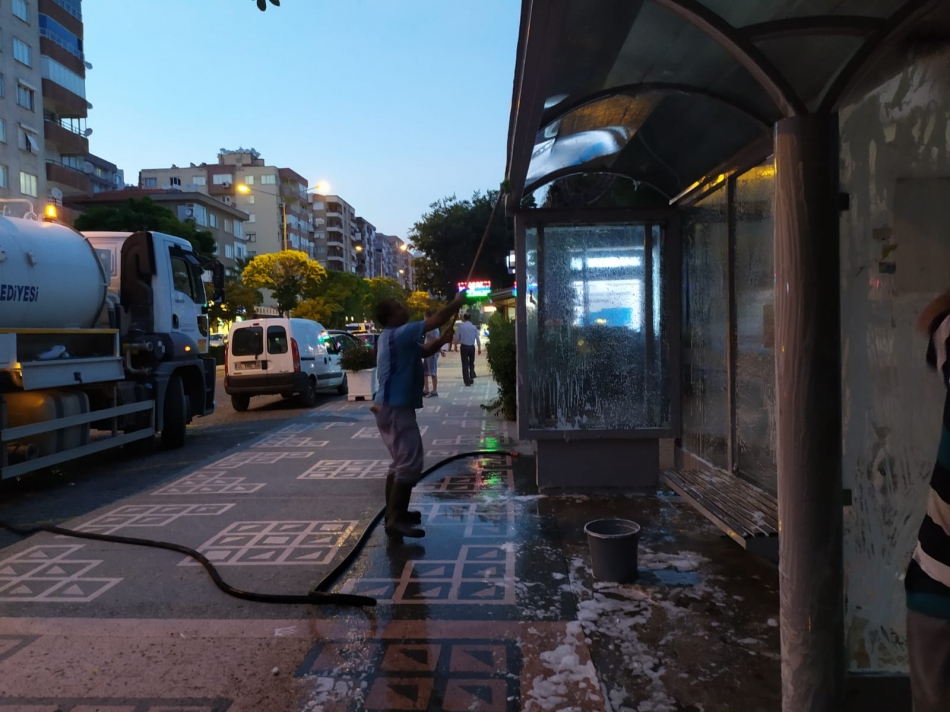 Bergama'da duraklar yıkanıp dezenfekte edildi