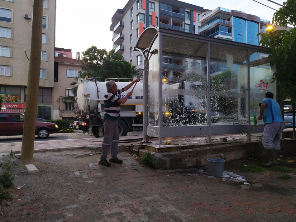 Bergama'da duraklar yıkanıp dezenfekte edildi