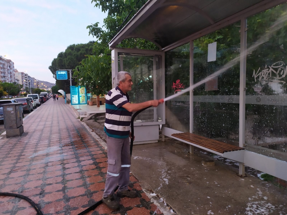 Bergama'da duraklar yıkanıp dezenfekte edildi