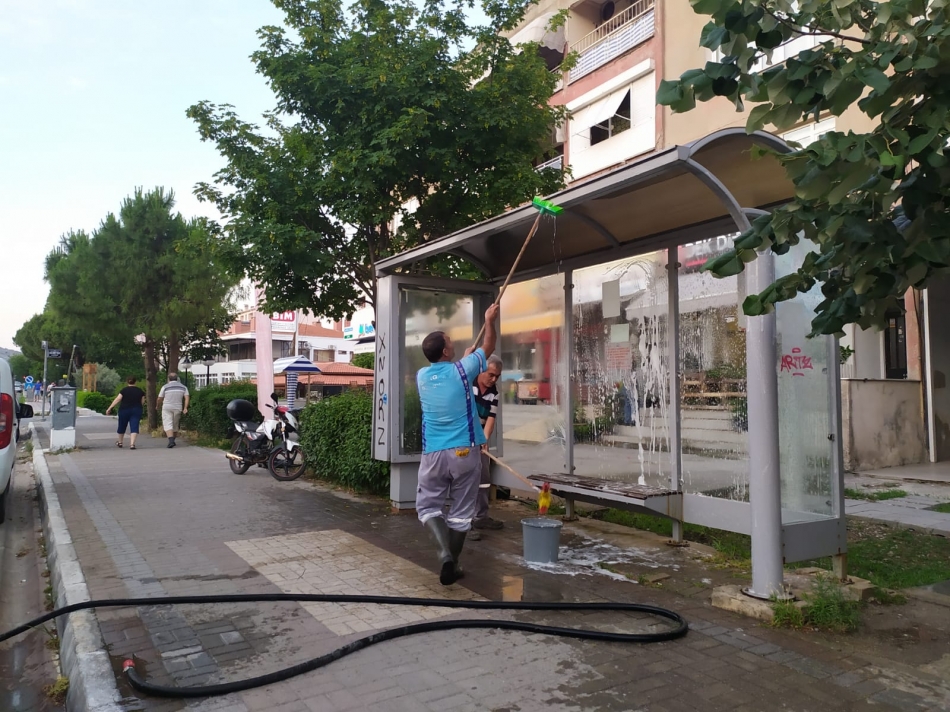 Bergama'da duraklar yıkanıp dezenfekte edildi