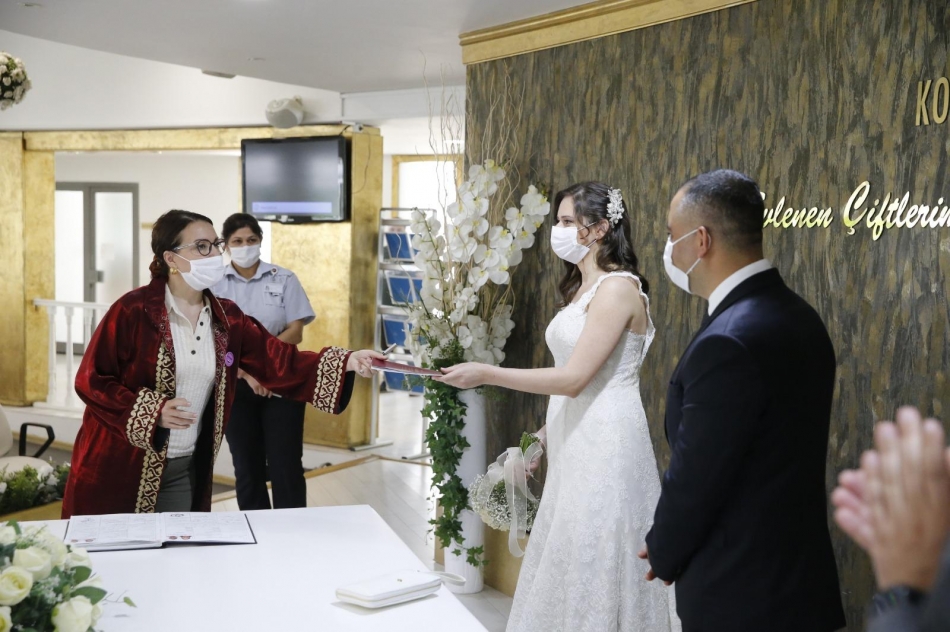 Konak’ta yeni normalleşmede ilk nikahlar kıyıldı