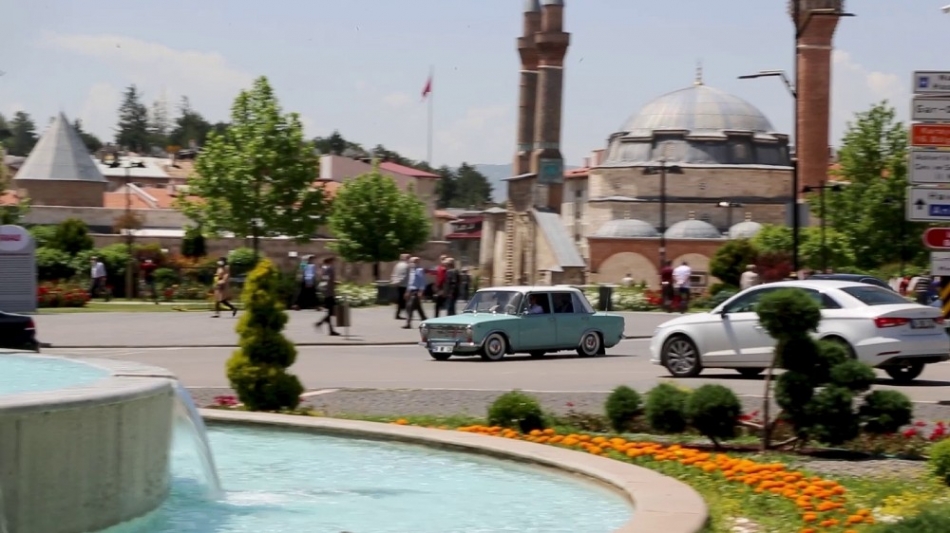 Vali Ayhan programlarına bu araçla gitti, görenler şaşırdı
