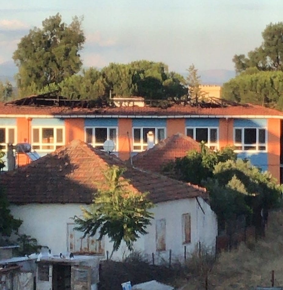 Okula yıldırım düştü