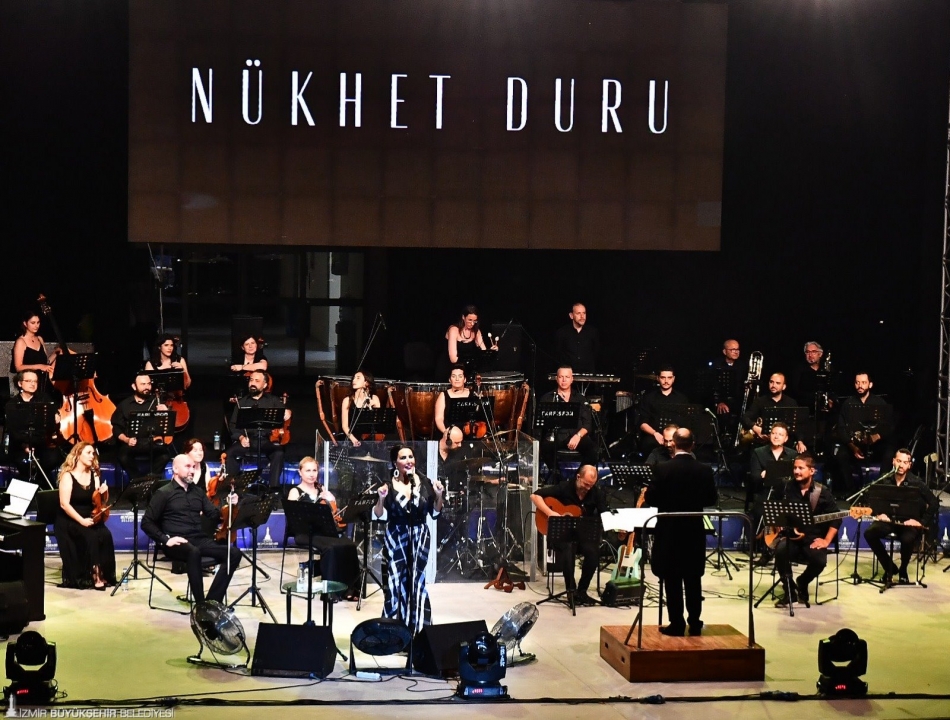 Nükhet Duru İzmirliler için söyledi