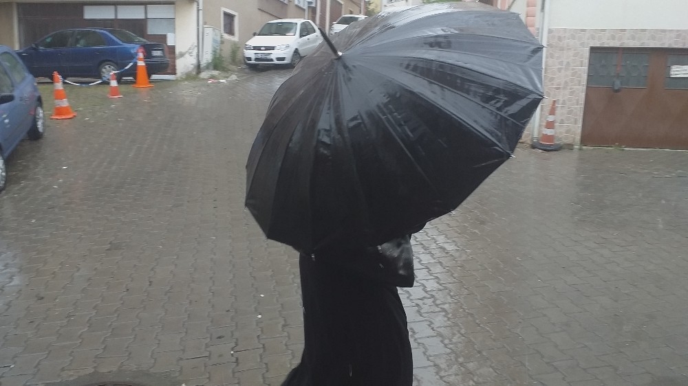 20 ilde sarı kodla beklenen yağış bir anda bastırdı