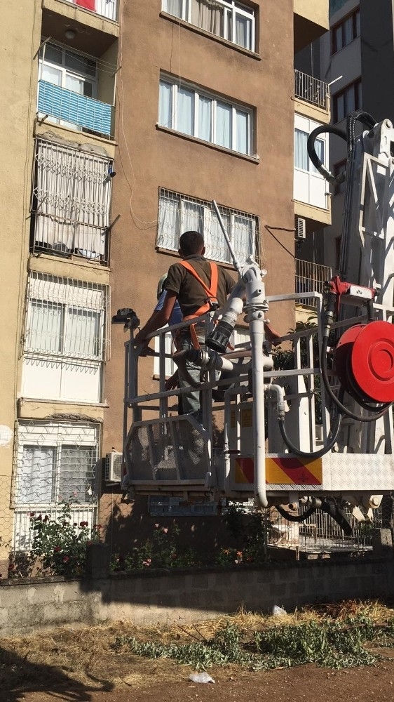 7. katta iskelede asılan kalan boyacının imdadına itfaiye yetişti