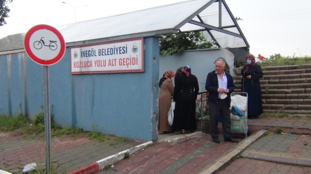 Alt gecidi su bastı, vatandaşlar canını hiçe saydı