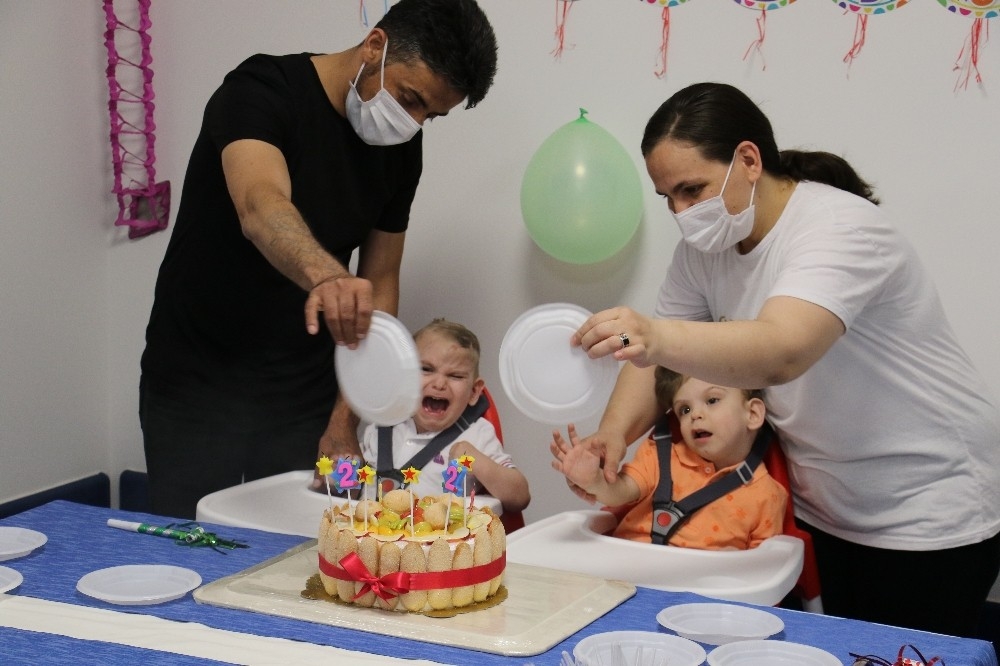 Yapışık ikizler, ikinci yaş günlerini ayrı kutladı