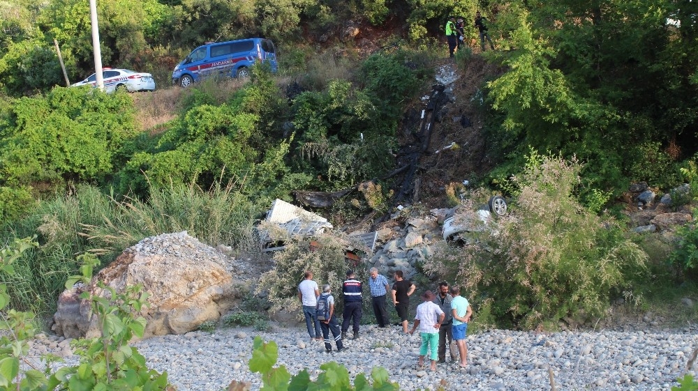 Araçların kafa kafaya çarpıştığı kazada can pazarı