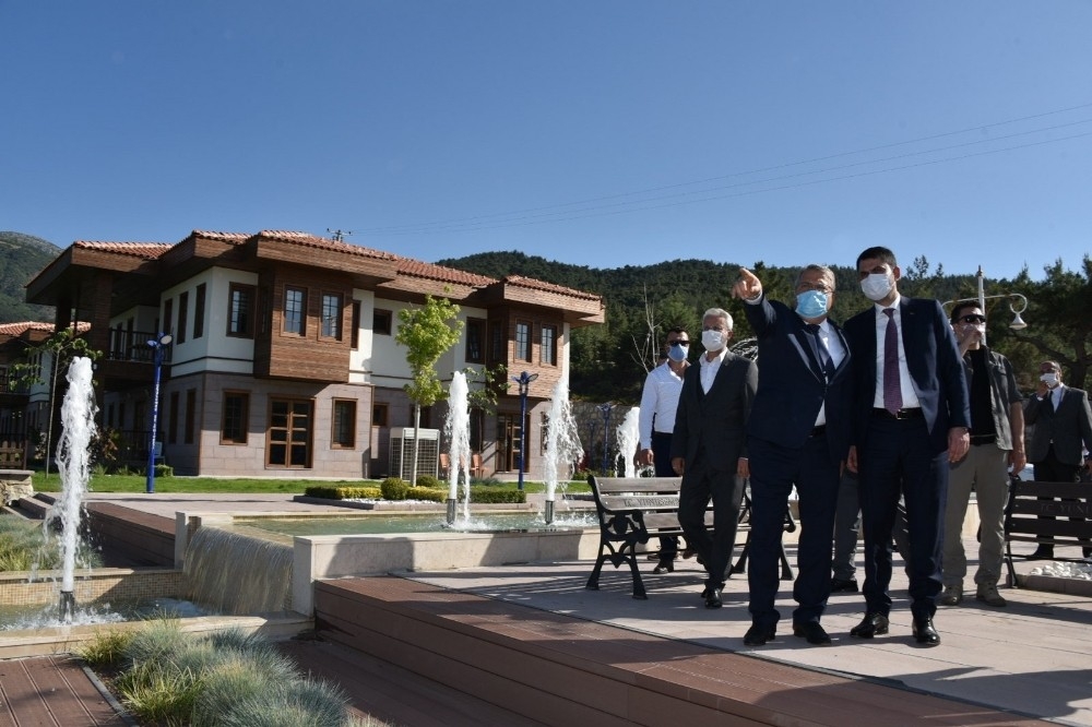 Bakan Kurum, Manisa'daki kentsel dönüşüm alanlarını inceledi