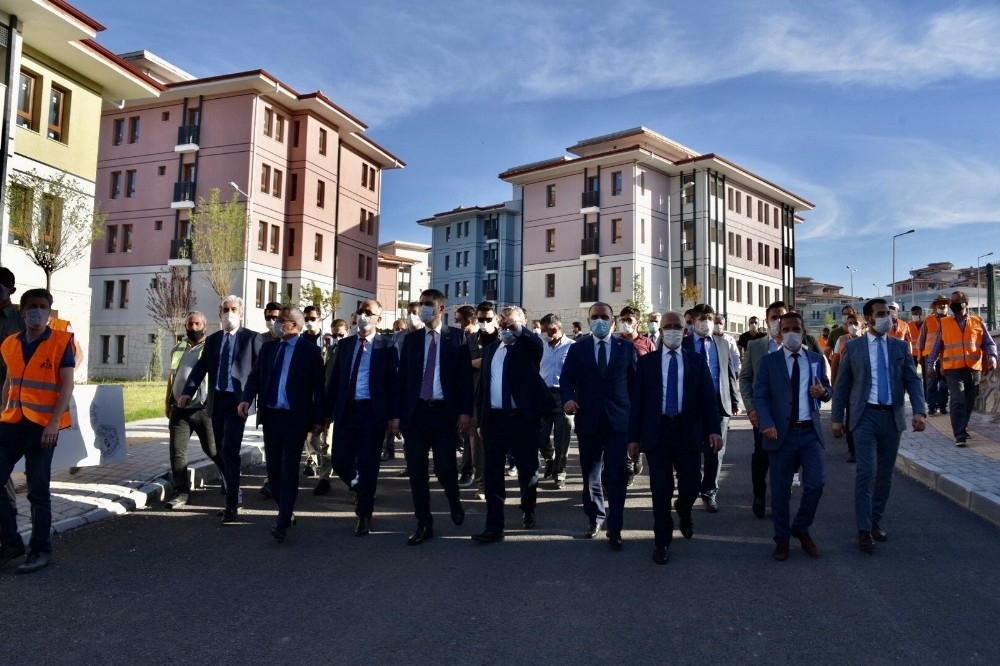 Bakan Kurum, Manisa'daki kentsel dönüşüm alanlarını inceledi