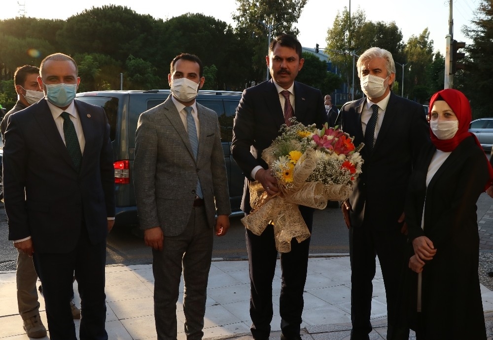 Bakan Kurum, Manisa'daki kentsel dönüşüm alanlarını inceledi