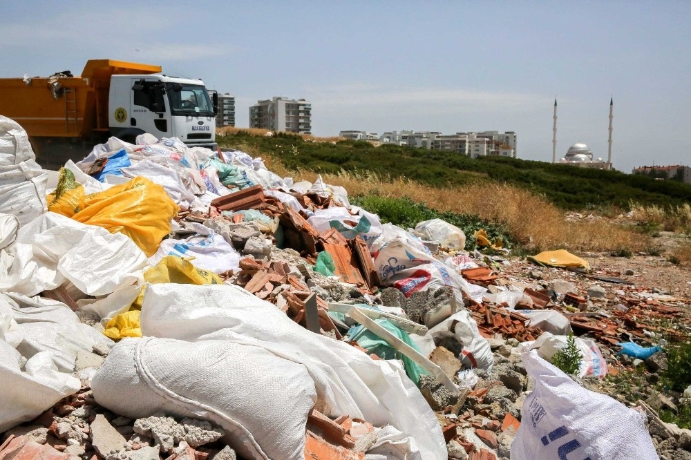 Buca'da kaçak moloz kabusu bitmiyor: Günde 50 ton moloz