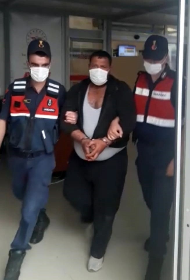 Çamaşır makinesini içerisinde yıkanan elbiselerle çaldı