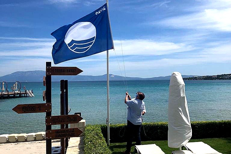 Çeşme'de mavi bayrağı göndere çekip hizmete başladılar