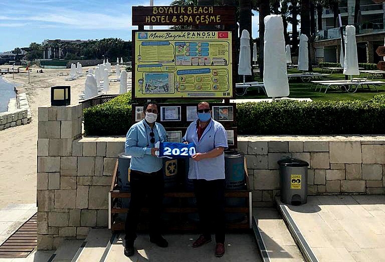Çeşme'de mavi bayrağı göndere çekip hizmete başladılar