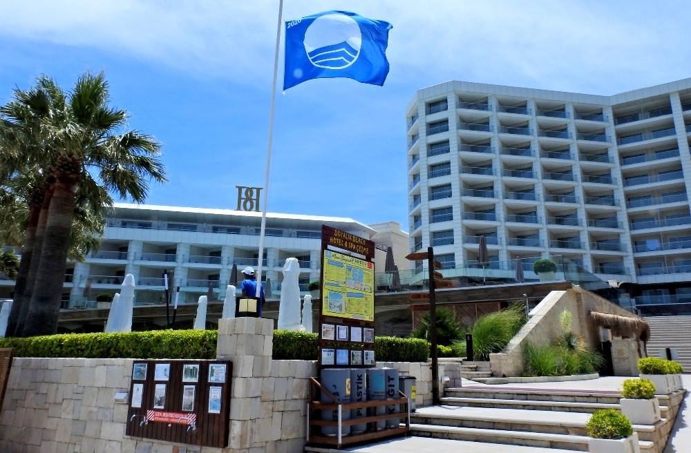 Çeşme'de mavi bayrağı göndere çekip hizmete başladılar