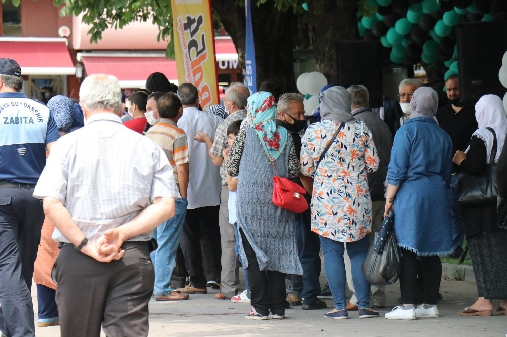 Çeşmelerden ücretsiz bal ve süt akınca, vatandaş birbirleriyle yarıştı