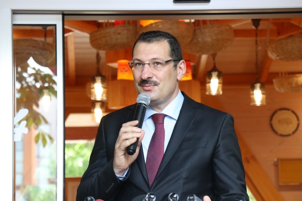 Çeşmelerden ücretsiz bal ve süt akınca, vatandaş birbirleriyle yarıştı