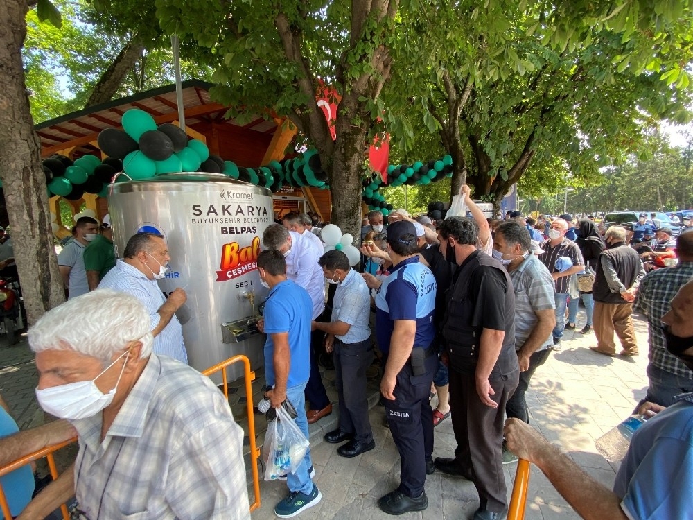 Çeşmelerden ücretsiz bal ve süt akınca, vatandaş birbirleriyle yarıştı