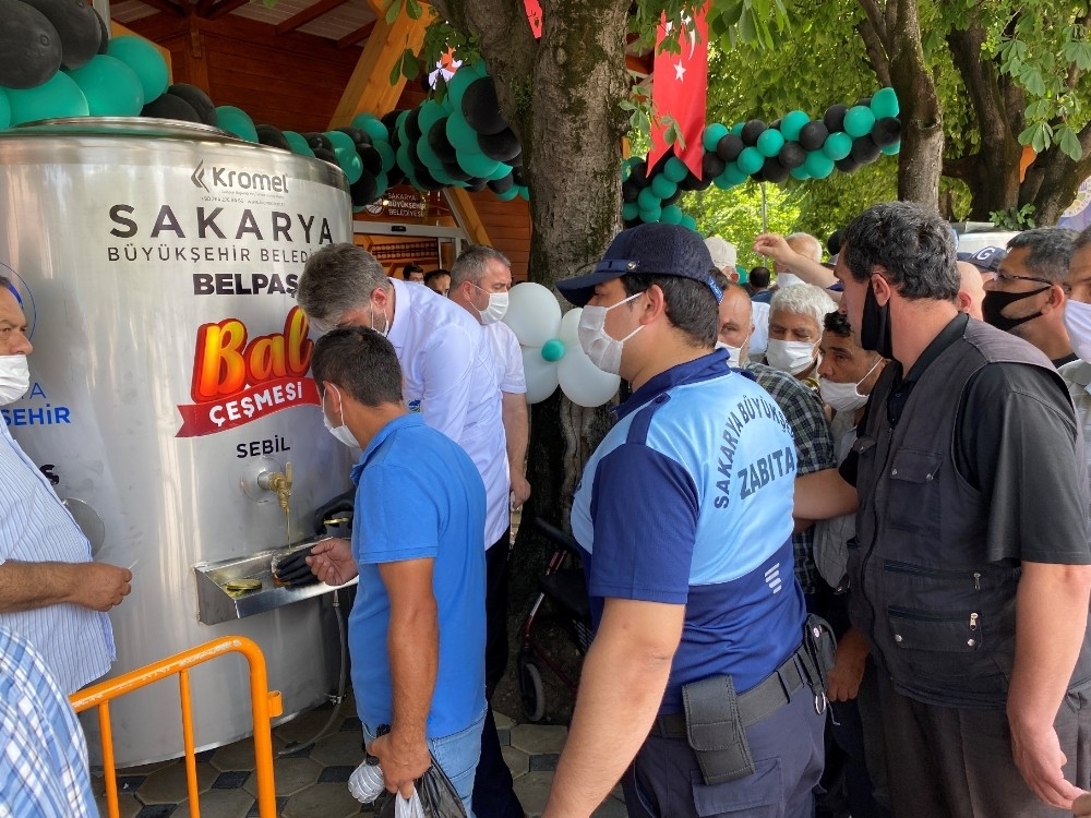 Çeşmelerden ücretsiz bal ve süt akınca, vatandaş birbirleriyle yarıştı