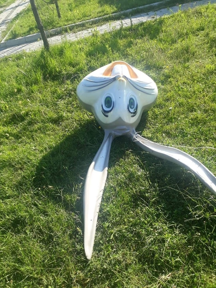 Çocuk parkını büyükbaş hayvanlar işgal etti