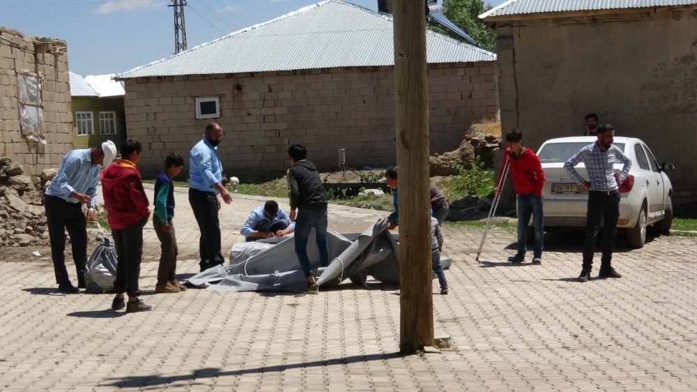 Depremzedeler çadırlara yerleşiyor