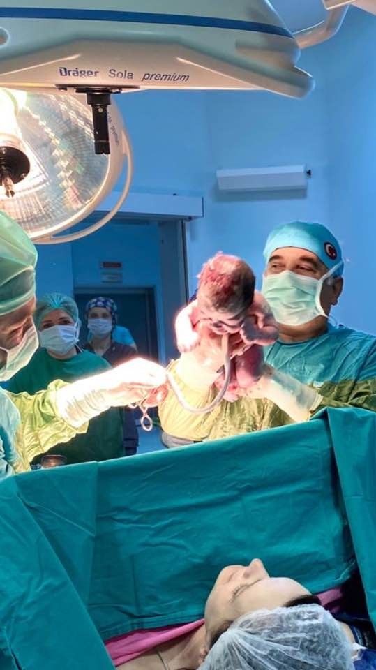 Doktor, eşinin doğumunu yaptı