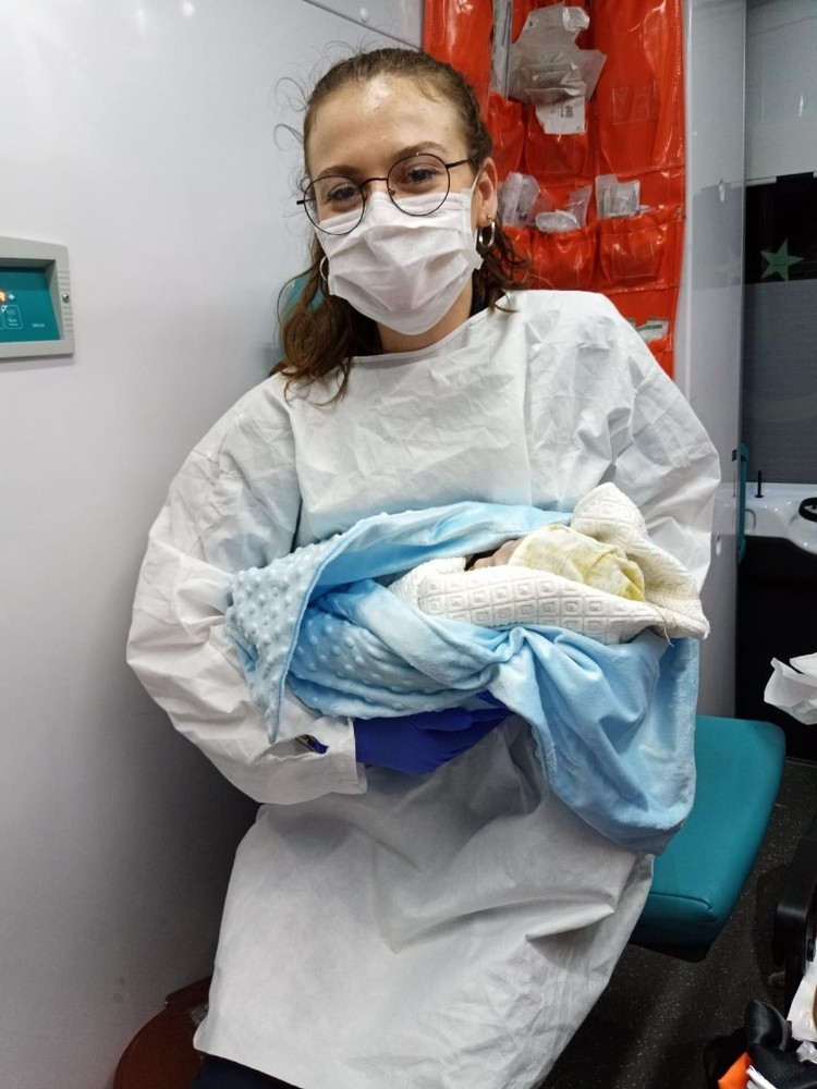 Dünyaya ambulansta 'merhaba' dedi