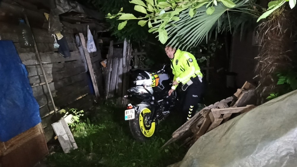 'Dur' ihtarına uymadı, polisin üzerine motosiklet sürdü