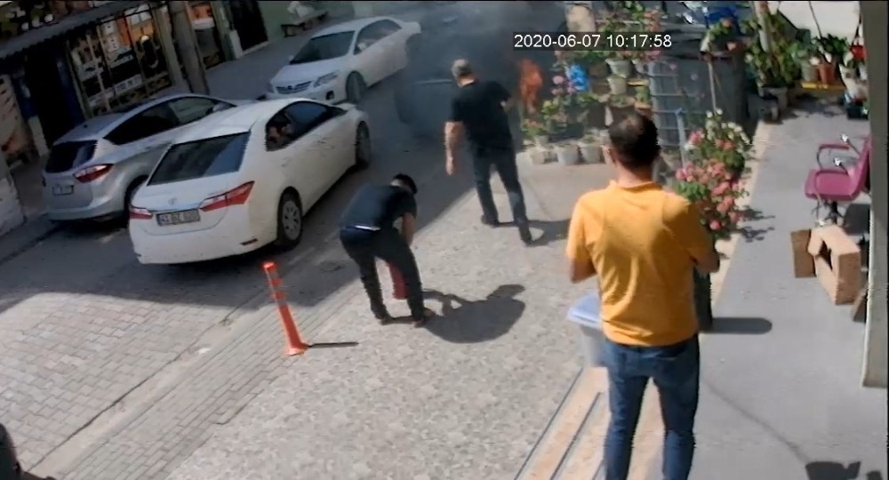 Eşi ve çocuklarının bulunduğu otomobili alev aldı