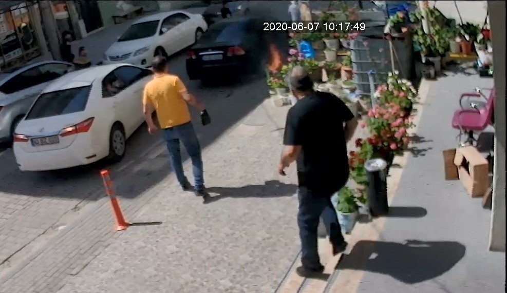 Eşi ve çocuklarının bulunduğu otomobili alev aldı