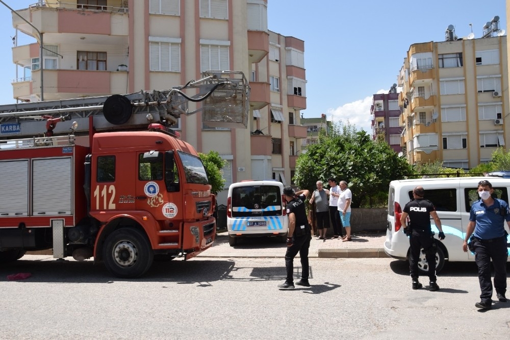 Eşiyle tartıştı, kapıyı kilitleyip evi ateşe verdi