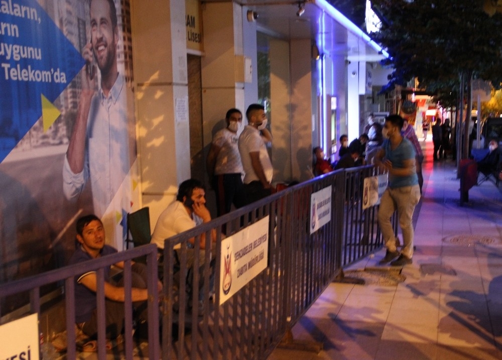 Ev sahibi olabilmek için 2 gün öncesinden sıraya girdiler