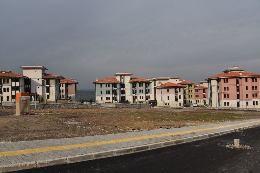 Ev sahibi olabilmek için 2 gün öncesinden sıraya girdiler