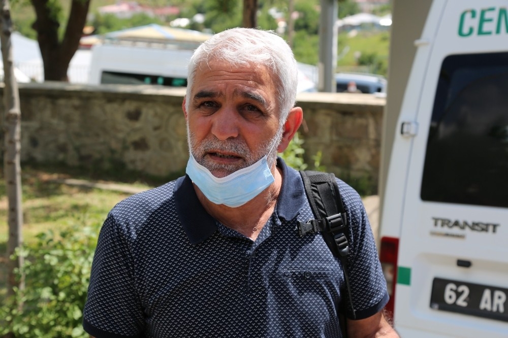 Fransa'da havuzda ölü bulunan anne ve iki çocuğu toprağa verildi